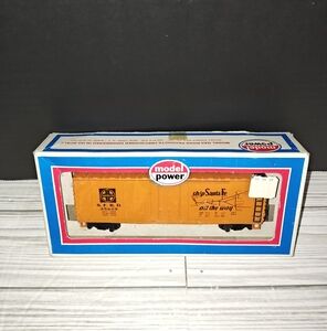 Model Power 641 HO Scale Santa Fe 40' Plug Door Reefer SFRD 35829 Box Train Car